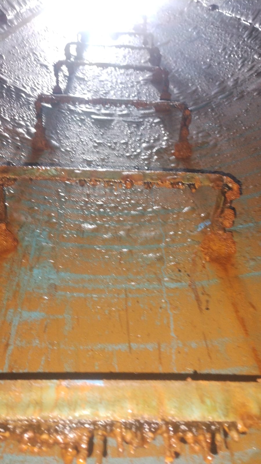 Caixa d'água antes da limpeza - água suja e sedimentos