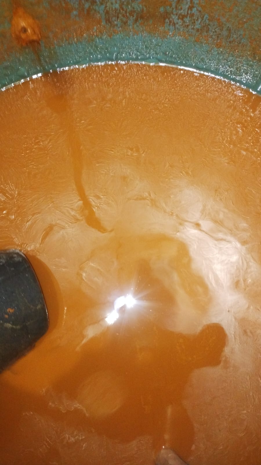 Interior de caixa d'água com água contaminada